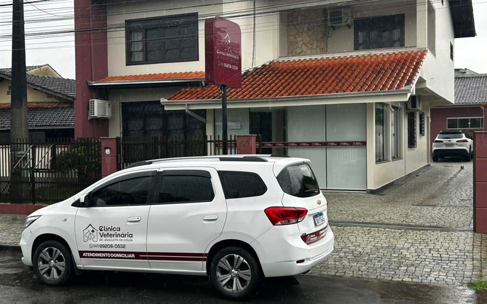 Carro de atendimento domiciliar da Clínica Veterinária Dr. Anacleto de Souza