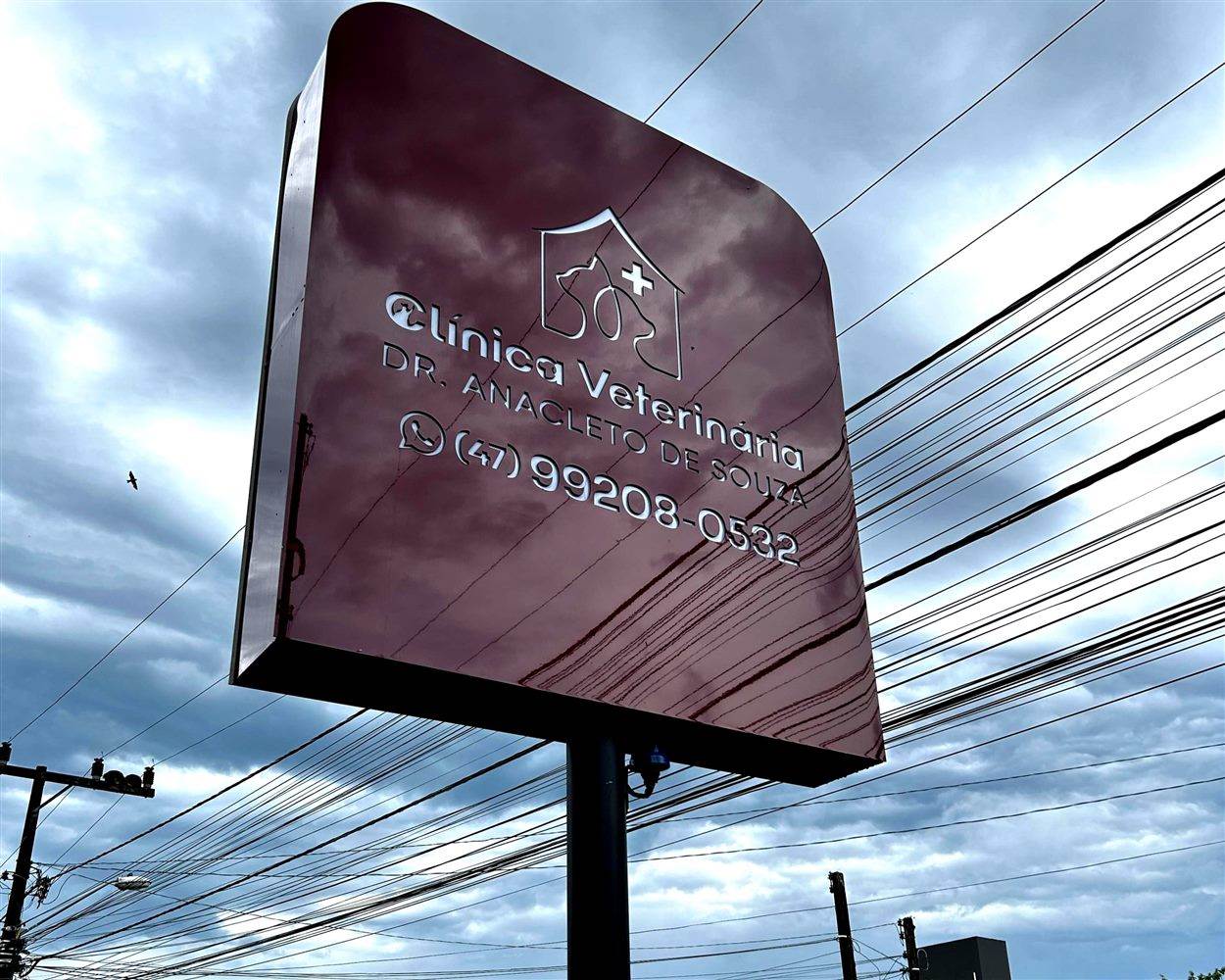Fachada e totem da Clínica Veterinária Dr. Anacleto de Souza